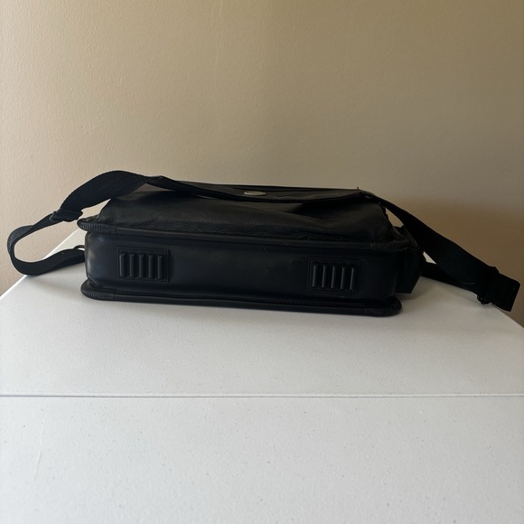 Targus 17" black Leather Laptop Computer Case Bag Shoulder Strap TLE400 - Picture 5 of 10